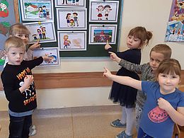 Dzieci z grupy Biedronek wskazujące ilustracje