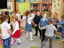 Dzieci tańczące w parach