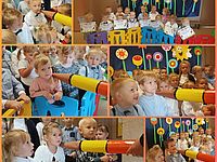 dzieci pozujące do zdjęć z kredką