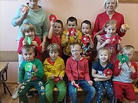 dzieci z wychowawczyniami pozujące z jabłkami