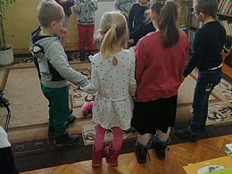 dzieci stoją na dywanie