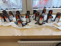Zdjęcie na którym znajdują się sylwety pingwinów wykonane z rolek po papierze toaletowym i wycinanek