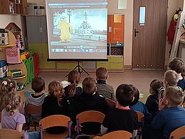 dzieci oglądają film z projektora