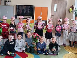 Dzieci pozują z prezentami 