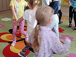 dzieci tańczą ze sobą