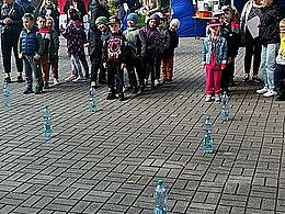 dzieci stoją w rzędach przygotowując się do konkurencji