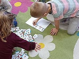 Dzieci układają litery w wyraz 