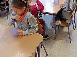 Dzieci próbują soku z kiszonych ogórków 