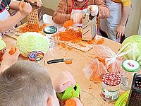 Dzieci trą marchewki na tarkach 
