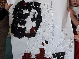 dzieci z grupy biedronek pozujące z plakatem przedstawiającym psa