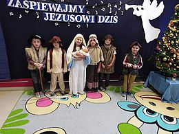 dzieci w przebraniach pastuszków i maryi i juzefa