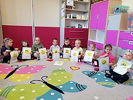 Dzieci z grupy Misiów pozujące z ilustracjami praw dziecka