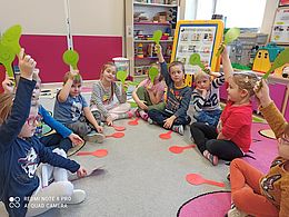 Dzieci z rupy Muchomorków odpowiadające prawda lub fałsz