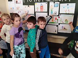 Dzieci z grupy Motylków wskazujące ilustracje praw dziecka