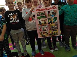 Dzieci z grupy Motylków pozujące z plakatem