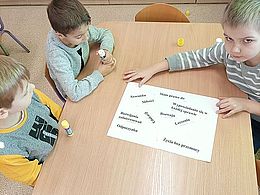 Dzieci z grupy Pszczółek przygotowujące plakat