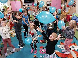 Dzieci bawią się balonami 
