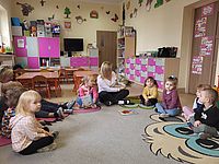 Dzieci słuchają czytającego rodzica 