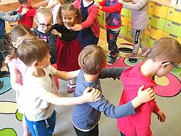 Dzieci podczas zabaw tanecznych 
