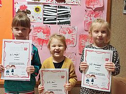 Trójka dzieci z nagrodami i dyplomami 
