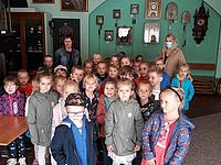 Dzieci pozujące z wychowawczyniami w muzeum