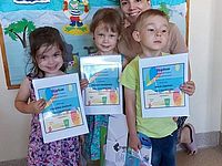 Zdjęcie przedstawiające laureatów konkursu literackiego po wręczeniu nagród