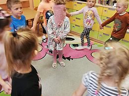 Dzieci tańczą na dywanie 