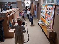 Dzieci układają kasztany w węża 