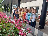 Dzieci stoją przed budynkiem Domu Kultury w Kutnie 