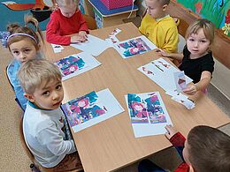 Dzieci układają obrazek z części 