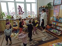 Dzieci tańczą z misiami 