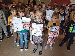 Dzieci z nagrodami i dyplomami 