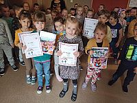 Dzieci z nagrodami i dyplomami 