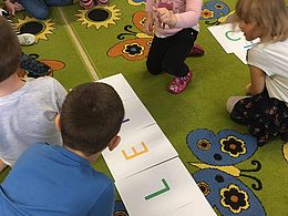 Dzieci układają litery w wyraz tolerancja 