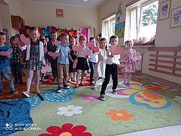 dzieci tańczą z różowymi serduszkami