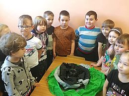 Dzieci obserwują eksperyment 