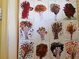 prace plastyczne - drzewka z odbitymi kolorowymi paluszkami jako liście