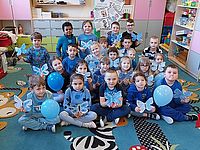 Dzieci trzymają niebieskie balony 