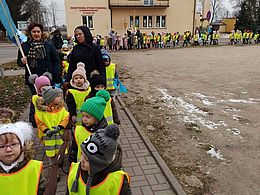 Dzieci parami przemierzają ulice miasta 