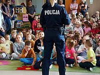 Dzieci słuchające policjantki