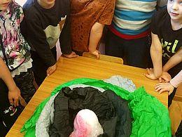 Dzieci obserwują eksperyment
