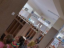 dzieci oglądające obraz wiszący w szatni przedszkola