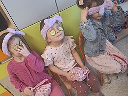 Trzy dziewczynki z ogórkami na oczach