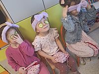 Trzy dziewczynki z ogórkami na oczach