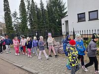 Dzieci idą chodnikiem