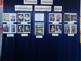 WYSTWA PRZEDSTAWIAJĄCA REPRODUKCJE DZIEŁ MALARSKICH Z DZIEĆMI W ROLACH MODELI