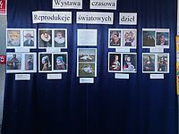 WYSTWA PRZEDSTAWIAJĄCA REPRODUKCJE DZIEŁ MALARSKICH Z DZIEĆMI W ROLACH MODELI