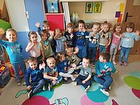 dzieci pozują z niebieskimi motylkami