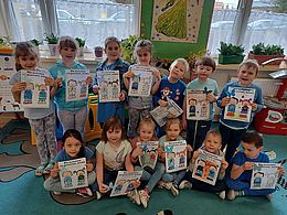 dzieci prezentują kolorowanki