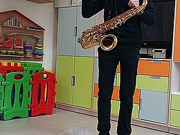 Muzyk pokazuje budowę saksofonu